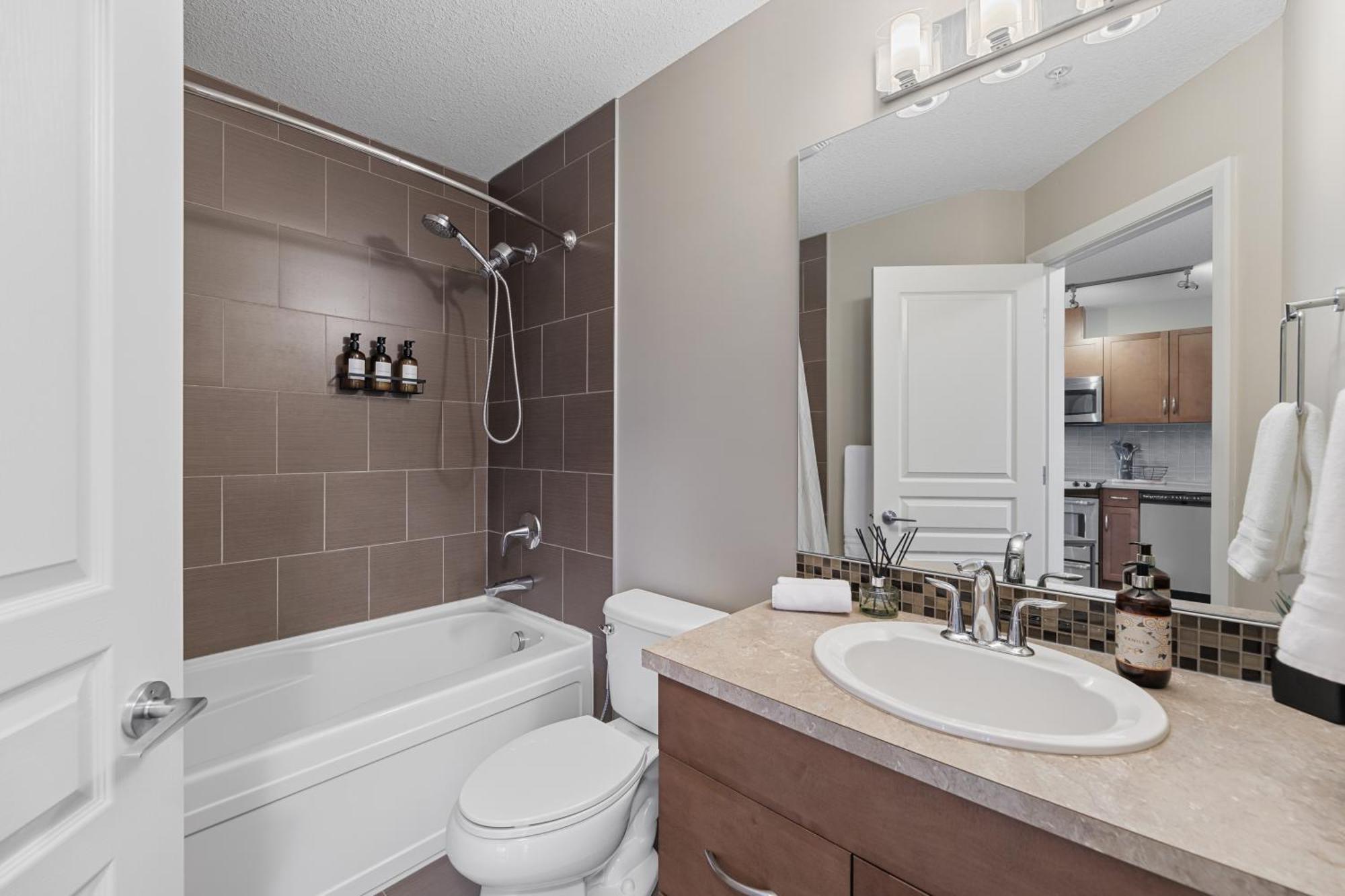 Heart Of Downtown Calgary Spacious Luxury Condo With Stunning Views And Premium Amenities Kültér fotó