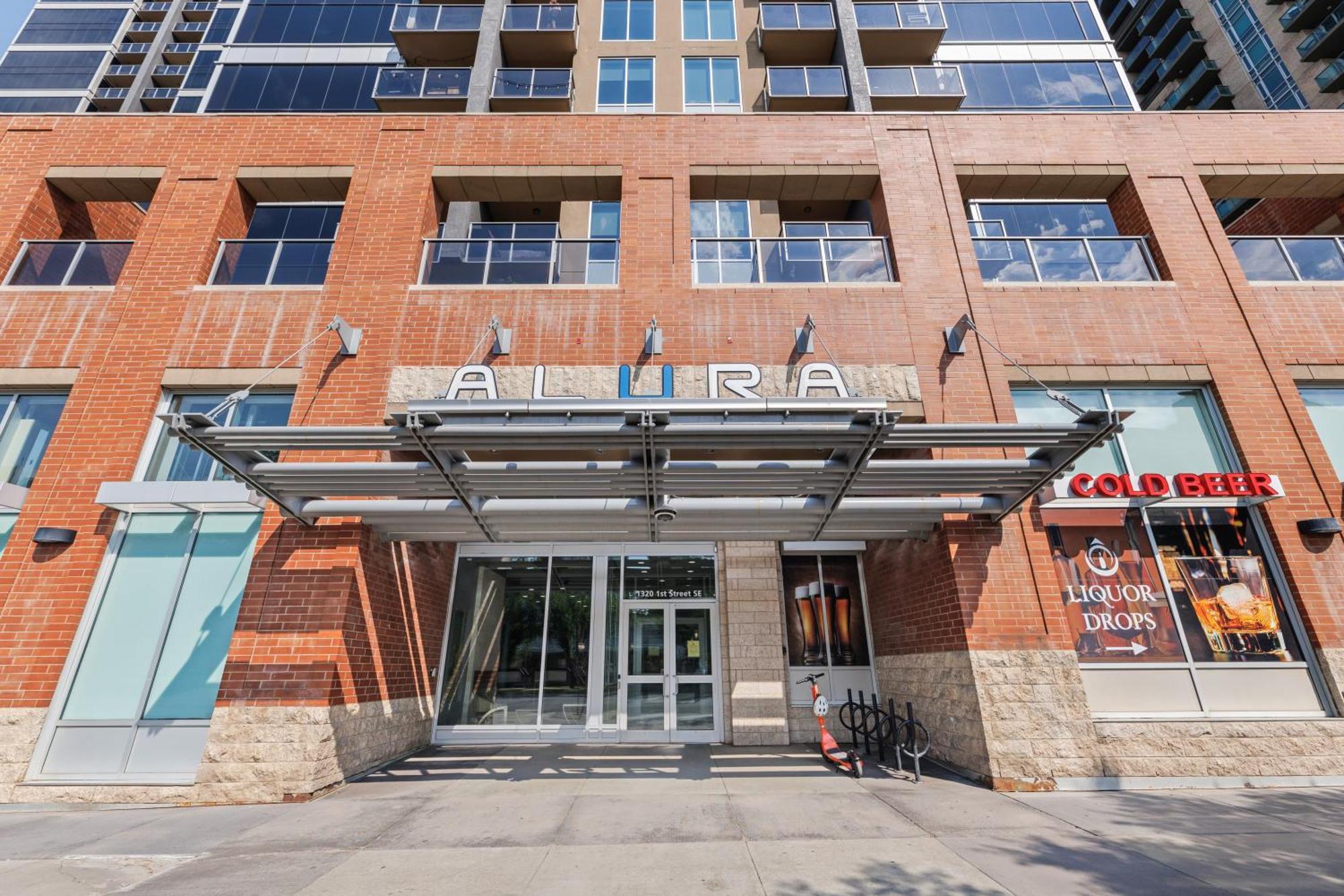 Heart Of Downtown Calgary Spacious Luxury Condo With Stunning Views And Premium Amenities Kültér fotó