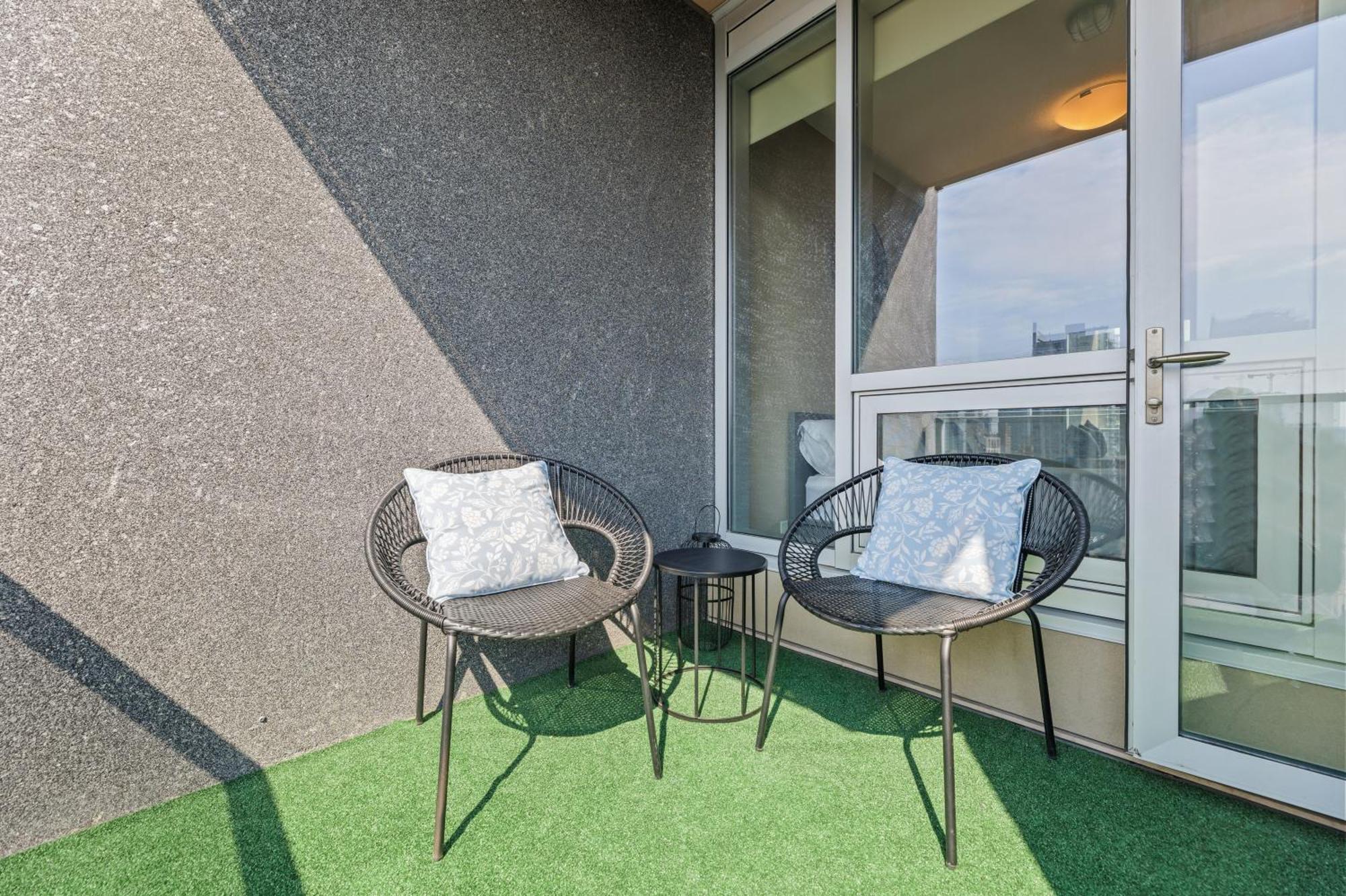 Heart Of Downtown Calgary Spacious Luxury Condo With Stunning Views And Premium Amenities Kültér fotó